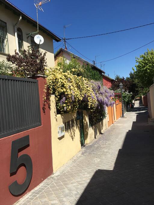 Calle Peñalara, alfinal de la cual se encuentra Chil Out ASA