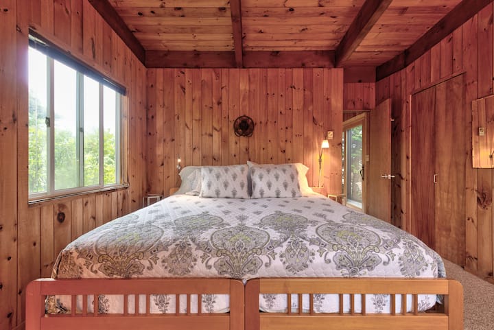 חדר שינה מס '2 עם מיטת קינג סייז, חדר ארונות אחד וארון מצעים/מגבות נפרד