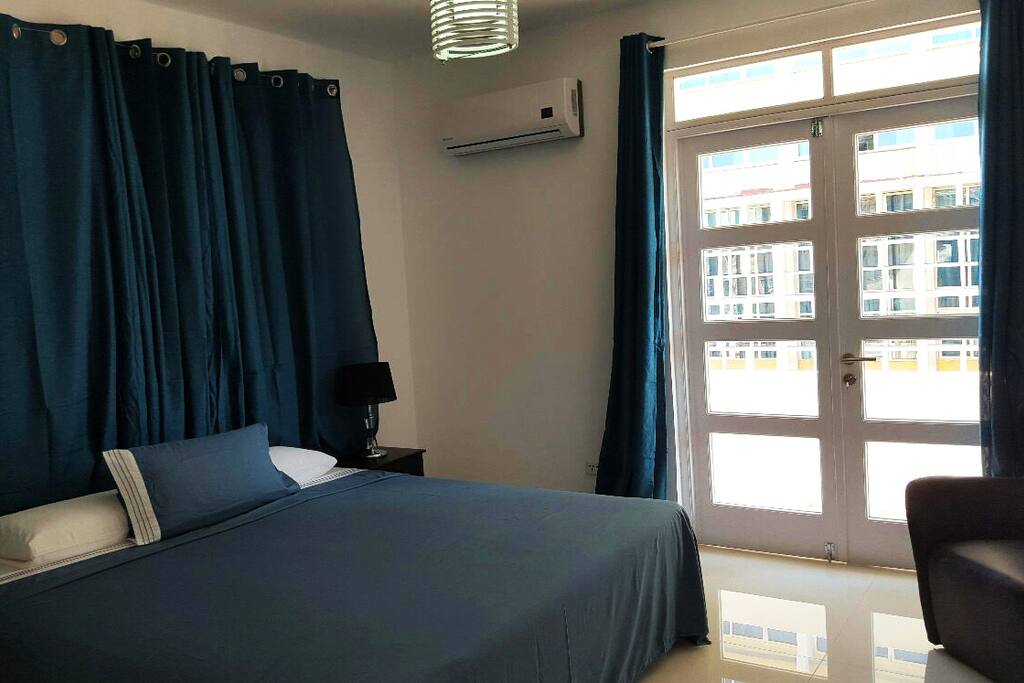 KINGSIZED BEDROOM