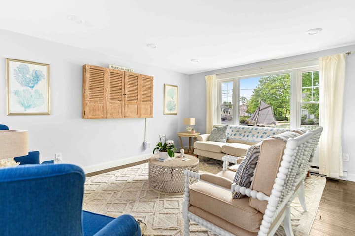 Walk to Seawall & Dining, Beach Passes included!