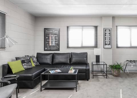 Flat 2, Park Free, Mass Ave,  Downtown, King Bed