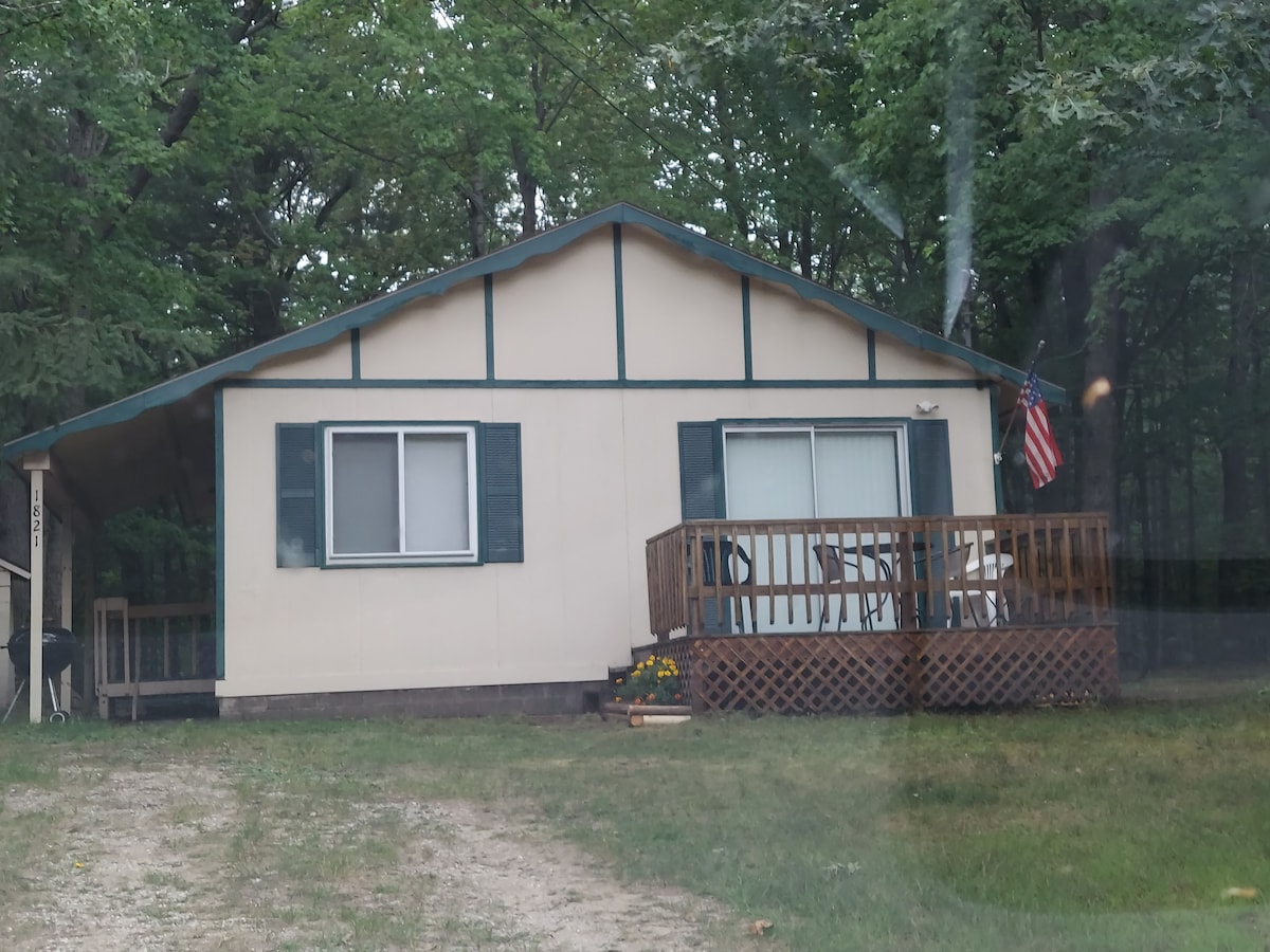 The Cabin at Lake Ogemaw Cabins for Rent in West Branch, Michigan