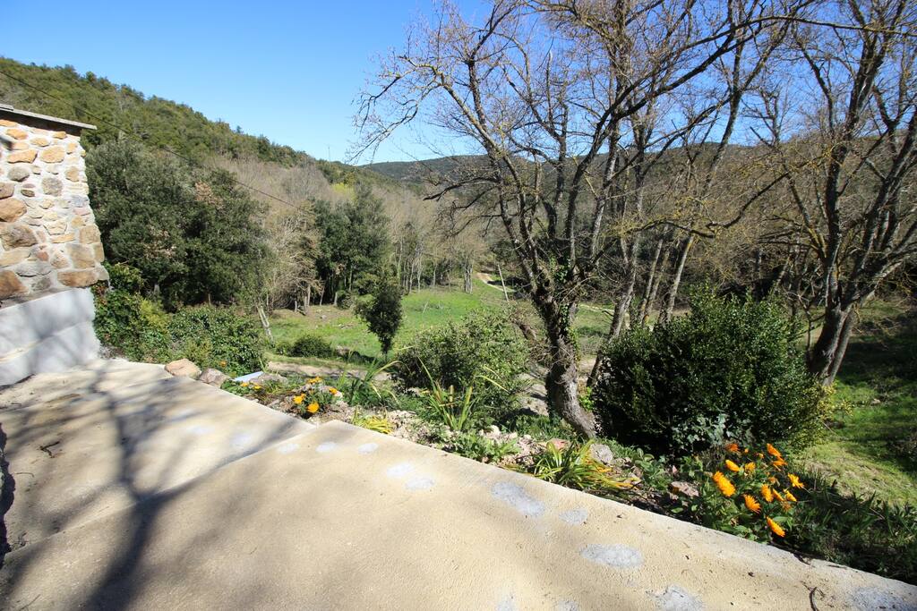Vue sur les montagnes depuis l'escalier d'accès au gite