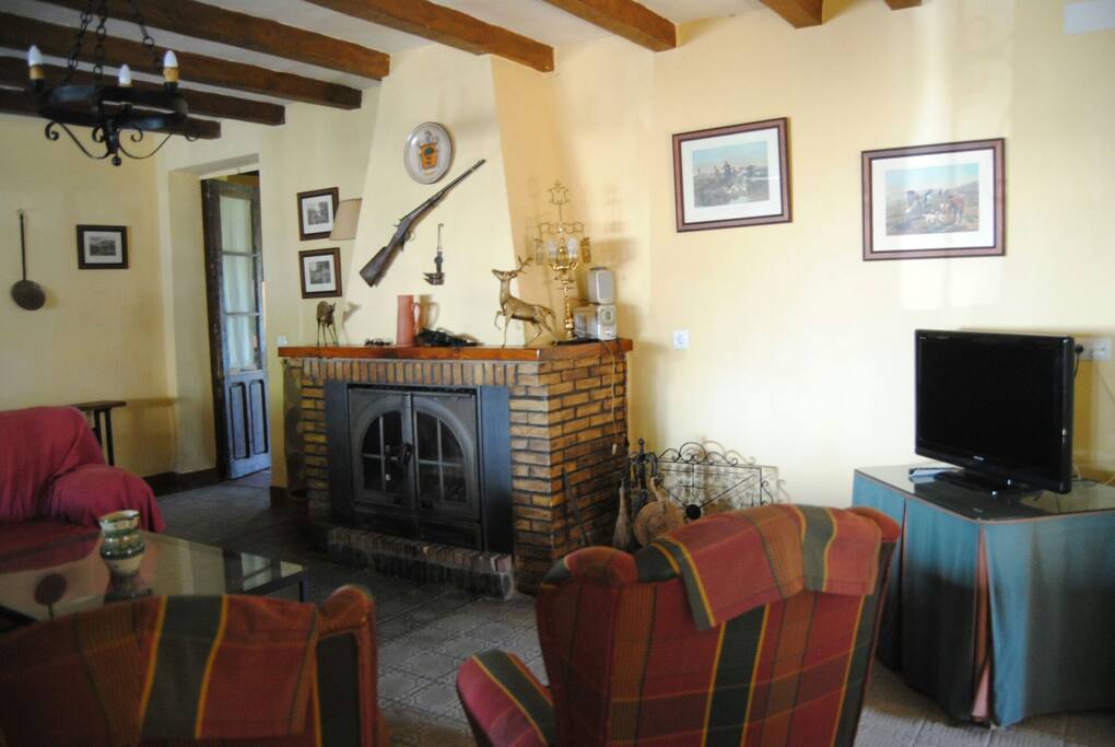 Gran salón con chimenea
