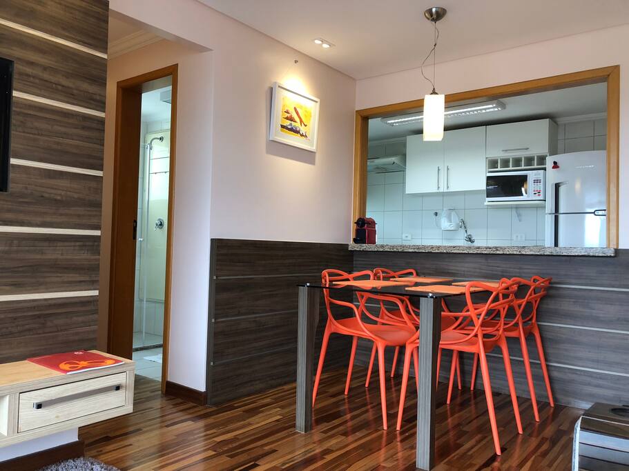 Sala com decoração contemporânea integrada à cozinha, que é dotada de todos os equipamentos para uma estadia perfeita / Living room with contemporary decoration integrated to the kitchen, which is equipped with all the facilities for a perfect stay