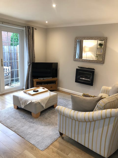 Popular Airbnb listing: Private light & airy 1 bed apartment Weybridge in Surrey