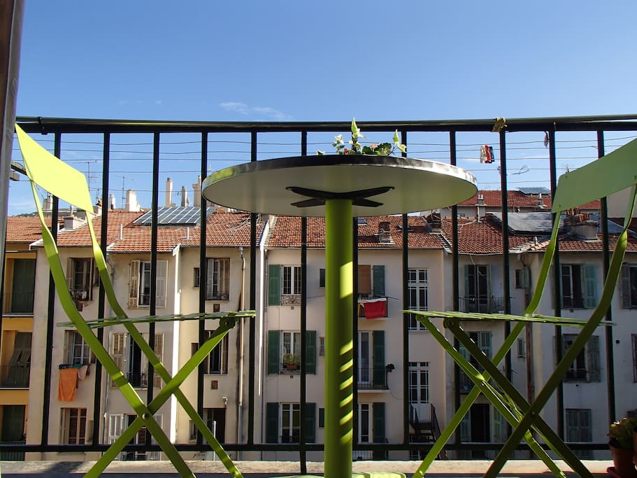 Un verre au soleil sur le balcon !