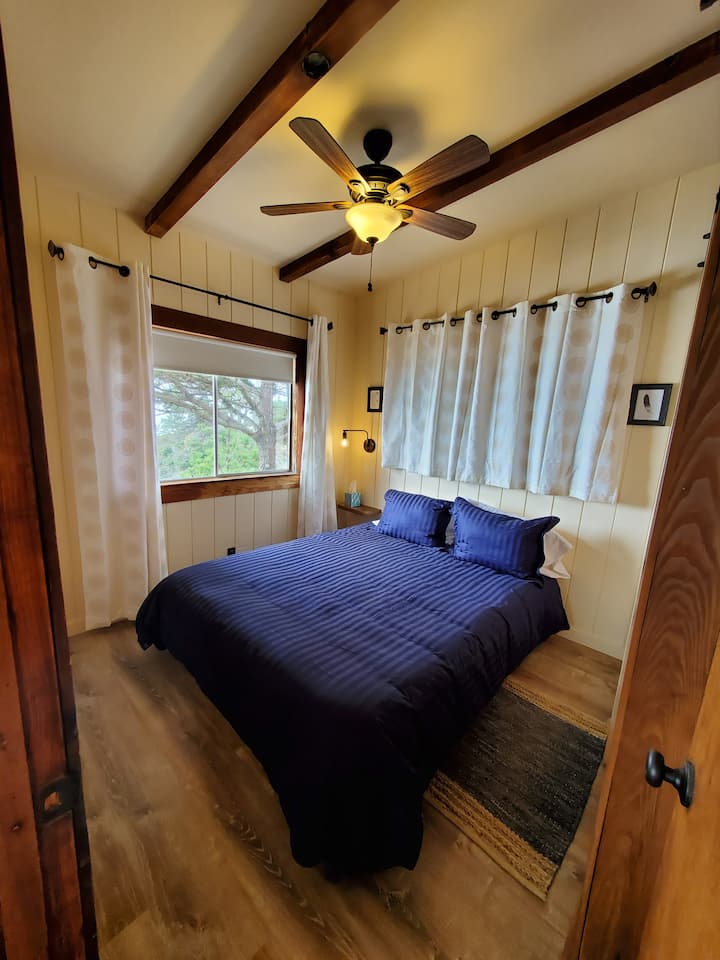 שני חדרי השינה די זהים. לזה יש נוף לים.