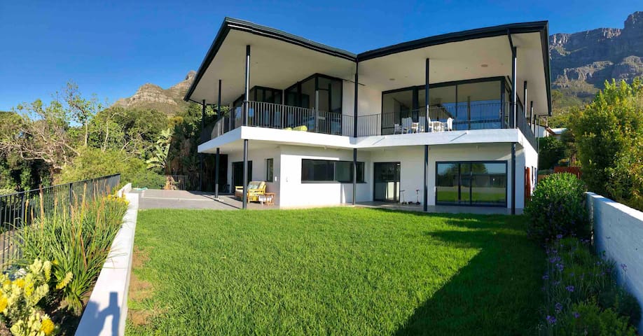 Central Cape Town Villa with a View – with solar!