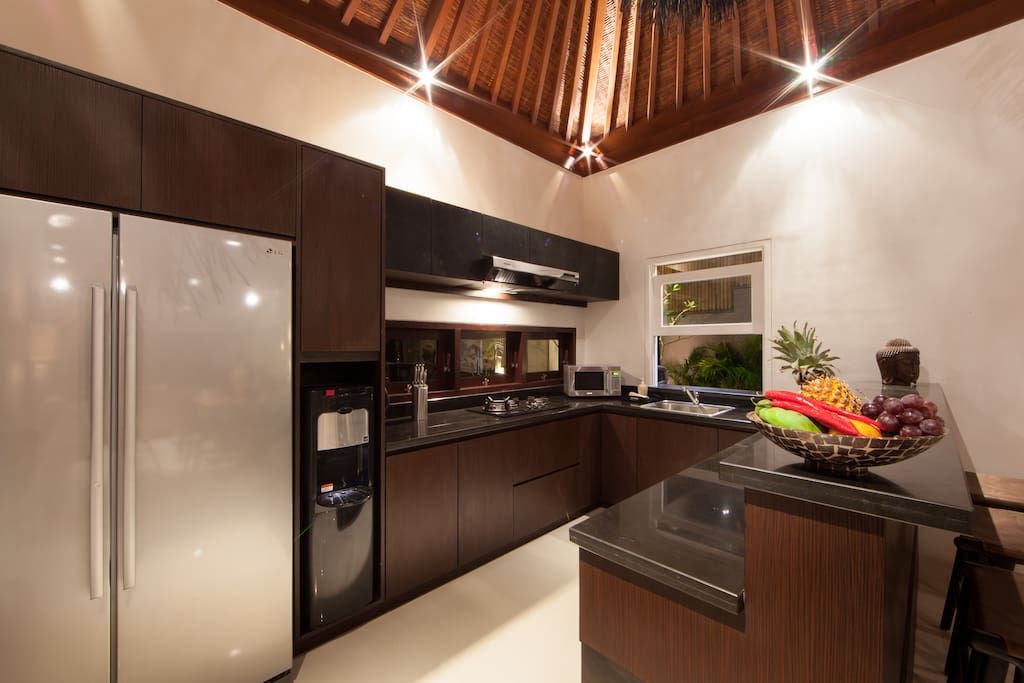 Modern, equipped kitchen with gas cooktop, 2 door fridge/freezer, and all amenities