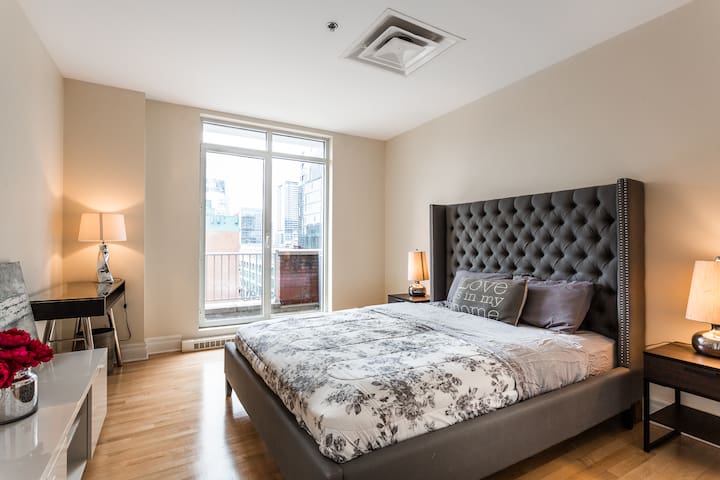Luxury 1BR Penthouse w/ Terrace near Holt Renfrew