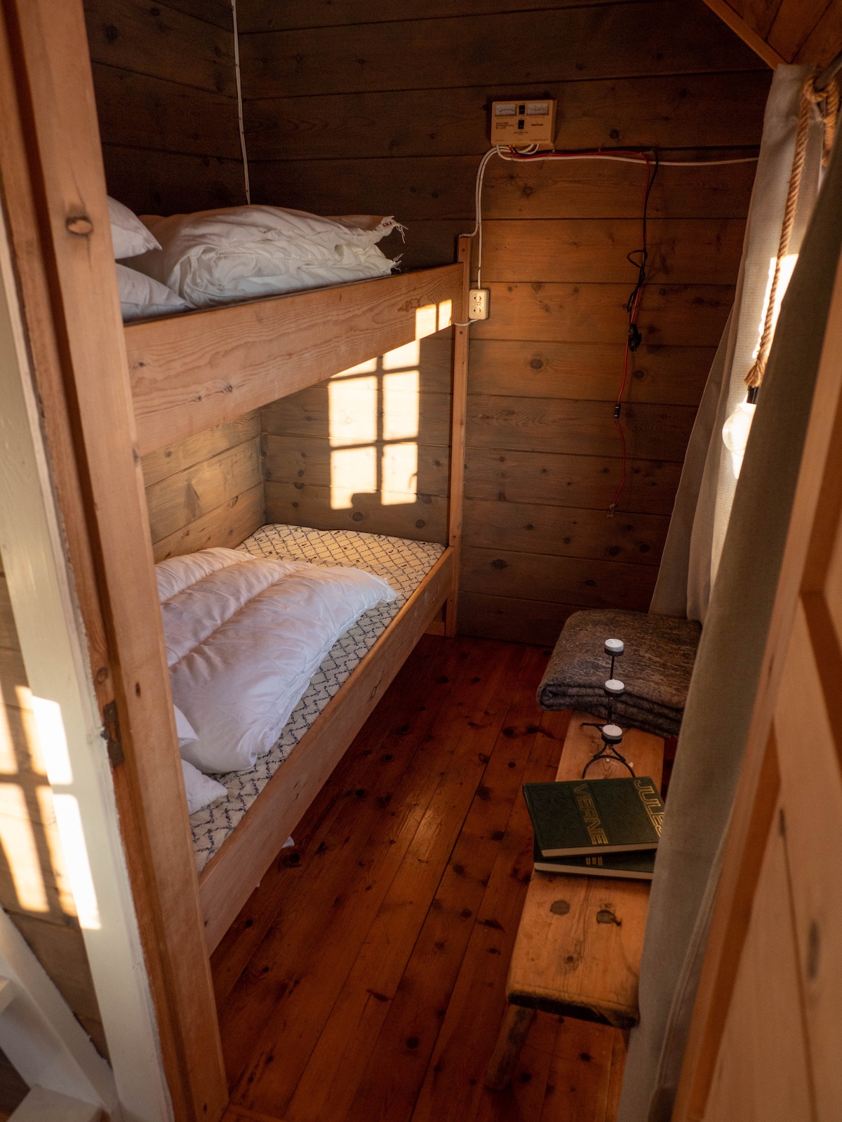 双层床房，配备两张80x194厘米床。

上下铺床房，两张80x194厘米的床。