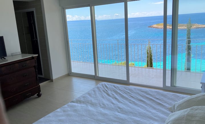 主卧可欣赏地中海景观、32寸电视和套内卫生间