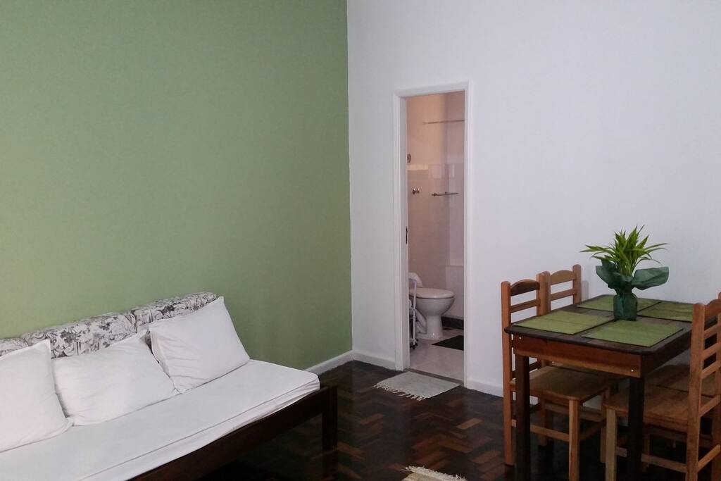Sala ampla e agradável