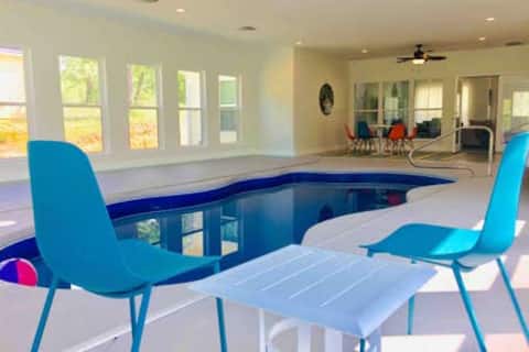 Indoor Pool, Hot Tub and Game room, 5 Acre Retreat