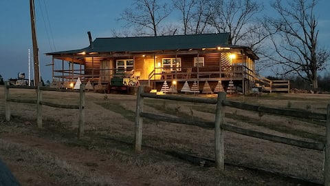 一个真正的圣诞树农场上的圣诞小屋！