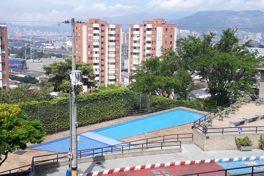 Piscina, turco y gimnasio de la residencia.