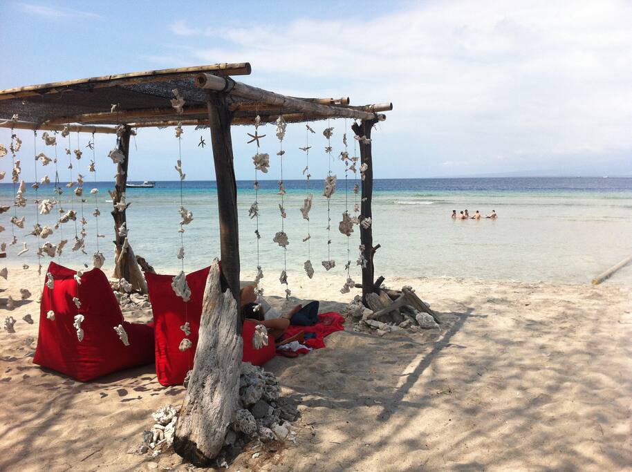 distance from Villa to the beach is only 125 meters, 2 minutes by walk
