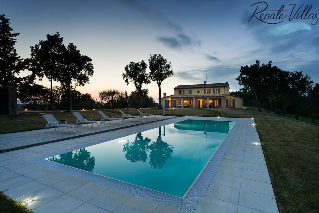 There is a special ambiance around the pool in the evenings thanks to the lighting.