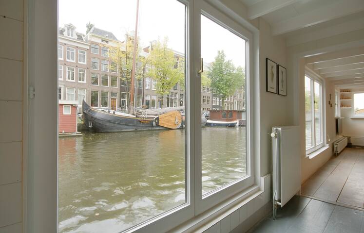 Amazing houseboat in Amsterdam city center gallery image 4