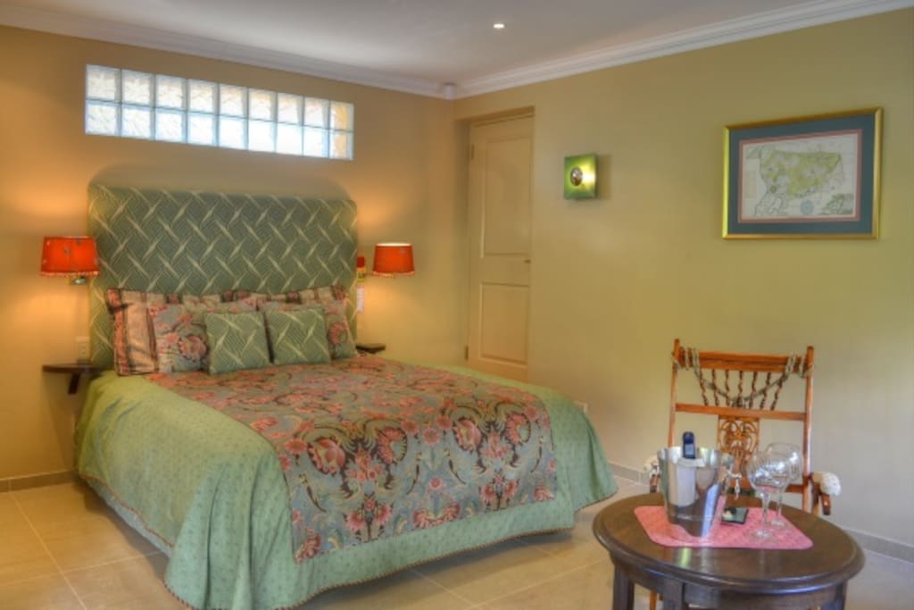 BEDROOM WITH QUEENSIZE BED AND CABINETS