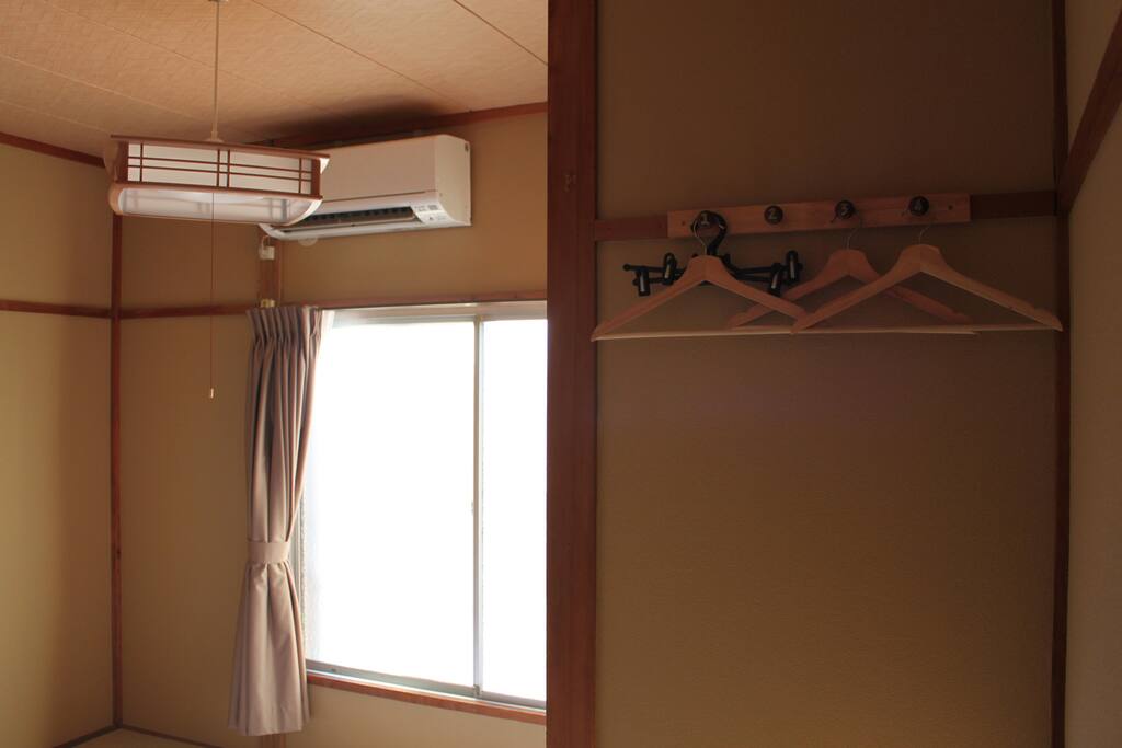 クーラーが備え付けられていますので、夏も冬も快適にお過ごしいただけます