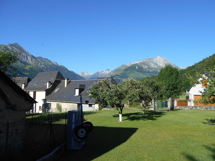 Les pics du Petit Gabizos et du Grand Gabizos vus du jardin...