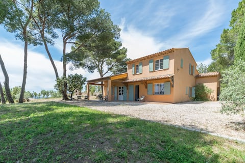 Provencal villa in a charming setting