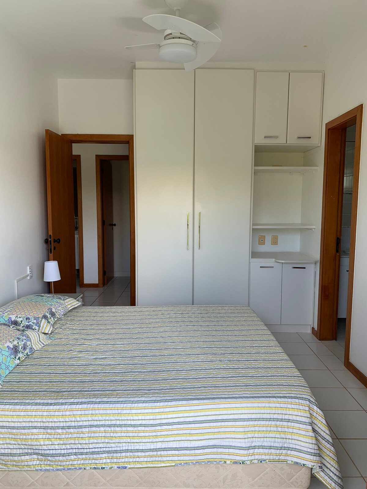 جناح مزدوج مع مروحة ومكيف هواء