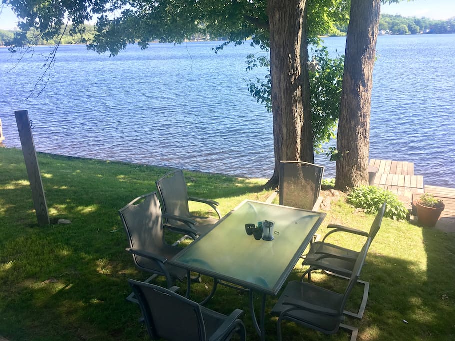 Back yard with table for six overlooking the lake (Hammock available to hang between post and tree)