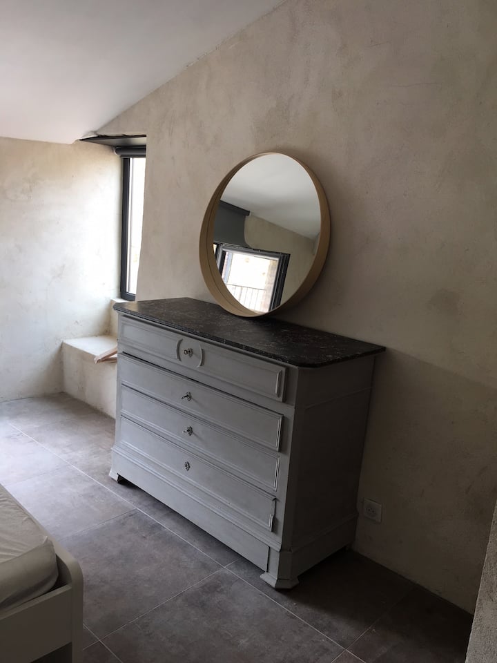 Espejo y cómoda habitación principal