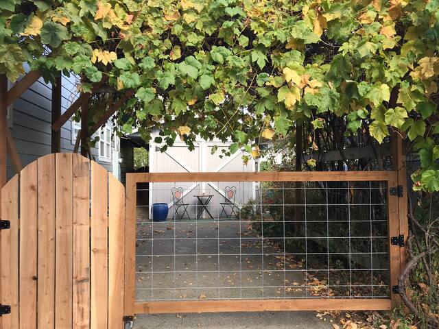 Rustic Whiteaker Studio near downtown and bikepath