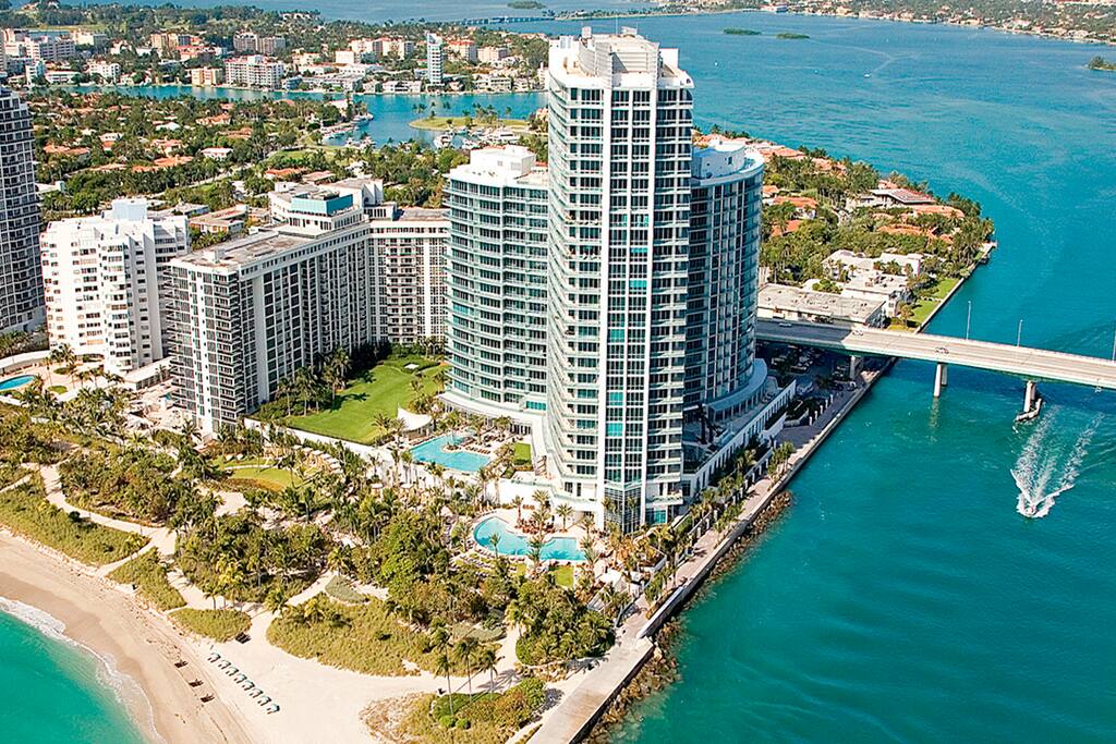 ENJOY OF THE BEAUTIFUL BEACH,ENJOY OF THE BEAUTIFUL VIEWS TO THE OCEAN AND CANAL