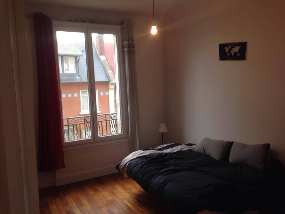 Salon/ Chambre avec canapé-lit, commode, table de chevet, table, 2 chaises