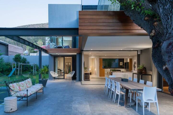 Modern Spacious family Urban Oasis Villa gallery image 5