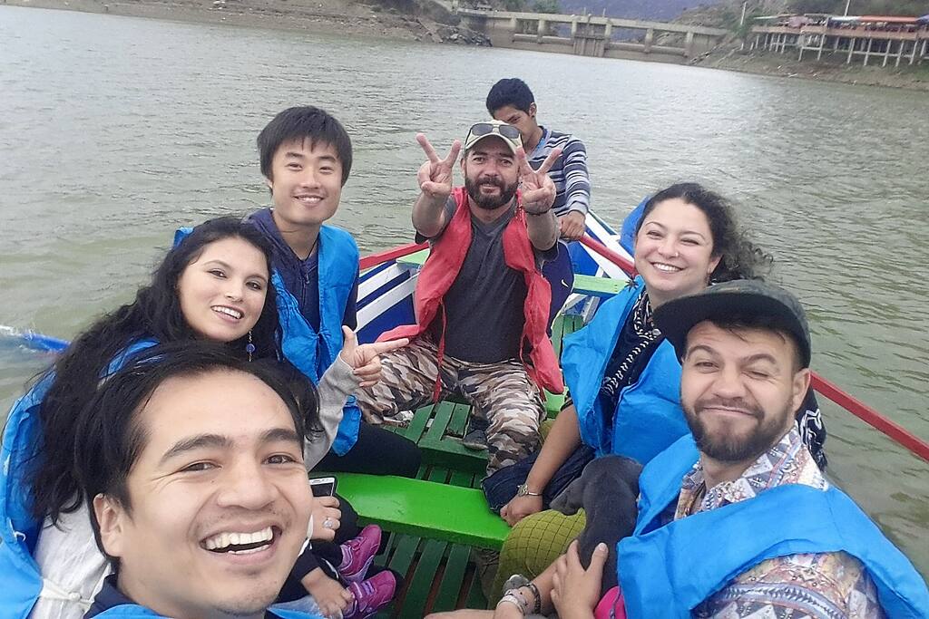 en un bote en el lago san jacinto