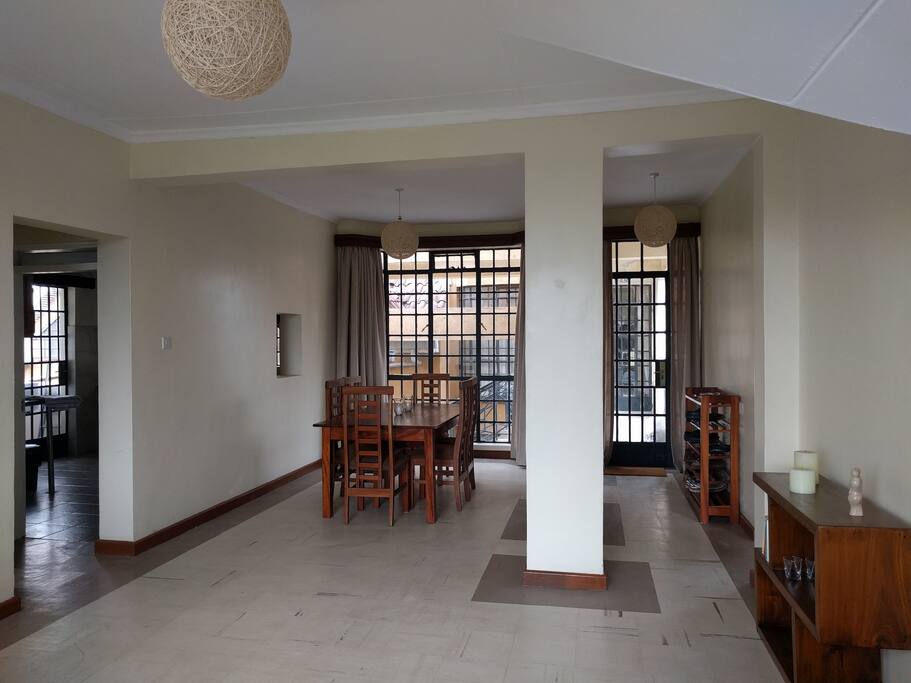 Dining table & entryway