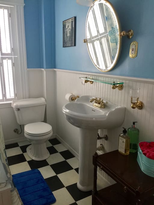 Sweet full bathroom and everyone has a set of towels