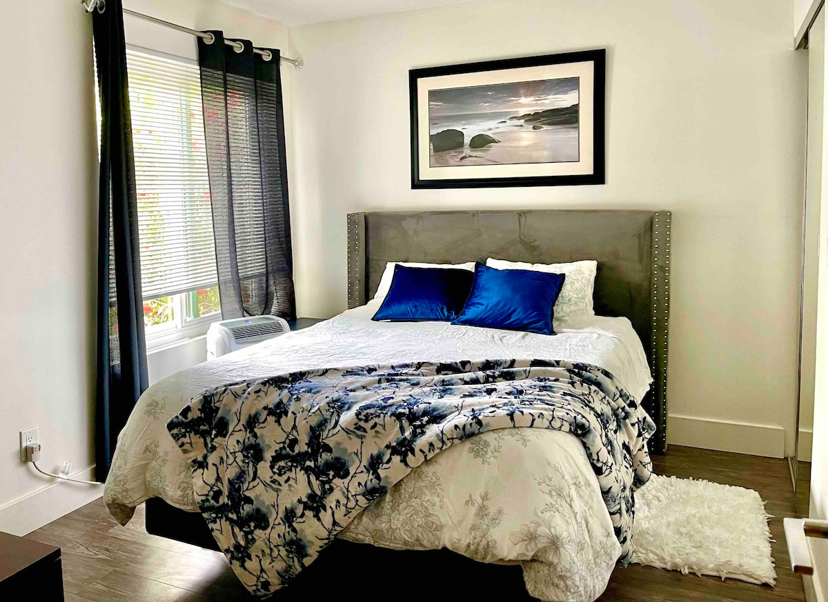 Druhá spálňa, manželská posteľ, komoda.