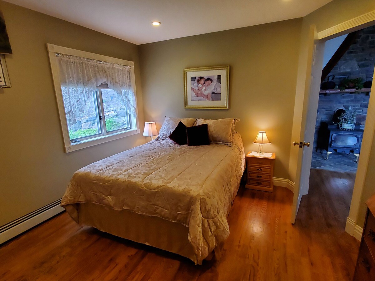 Udoban i udoban!

Bračni krevet s privatnim pogledom na vrt!

Ležite u krevetu i promatrajte pčele...

Nikad nećete imati sunce u očima, prozor je okrenut prema zapadnom nebu.