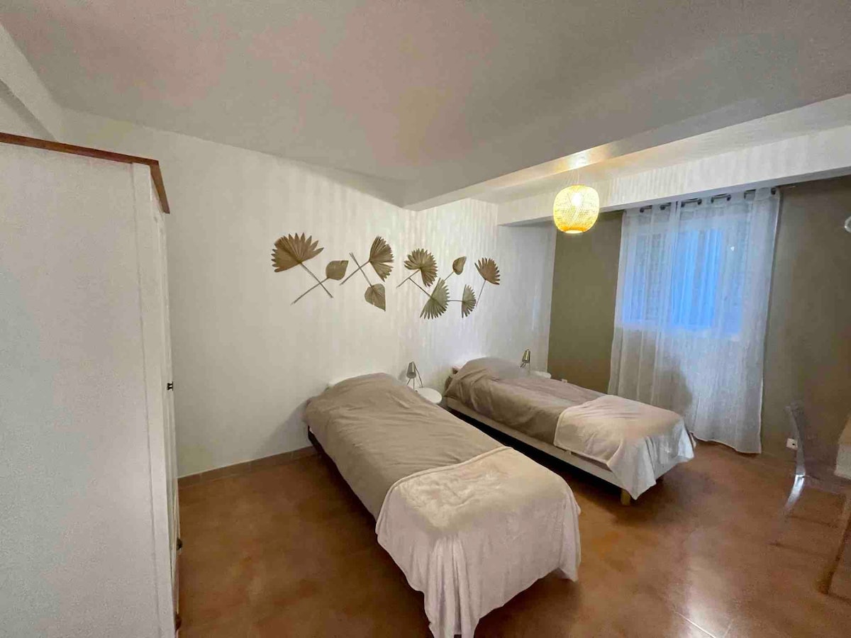 ห้องนอนขนาด 15 ตร.ม. พร้อมเตียงขนาด 80x200 2 เตียงที่สามารถปรับเปลี่ยนเป็น 160x200 ได้
ความเป็นไปได้ของเตียงที่ 3 ขนาด 80x200