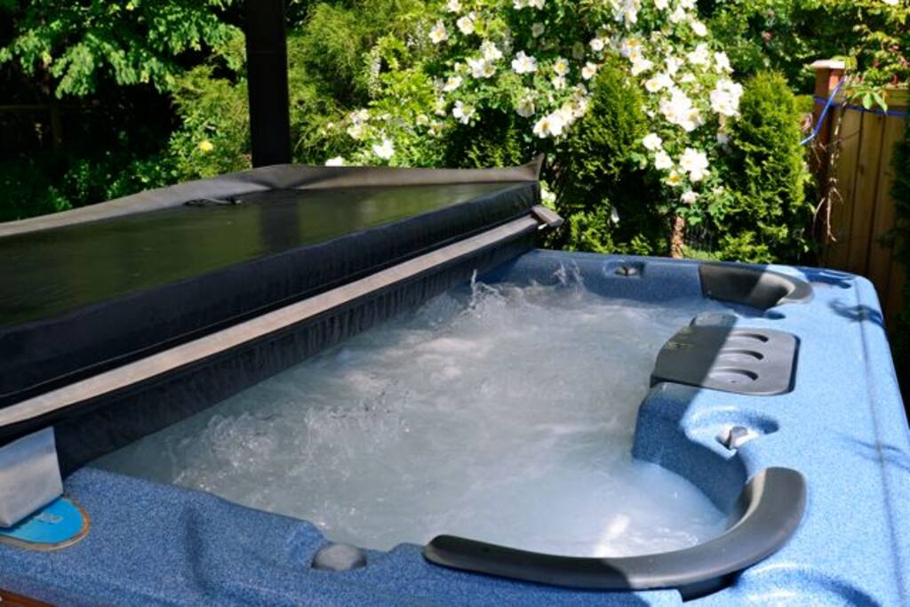 Enjoy the complimentary 6 person jetted hot tub!
