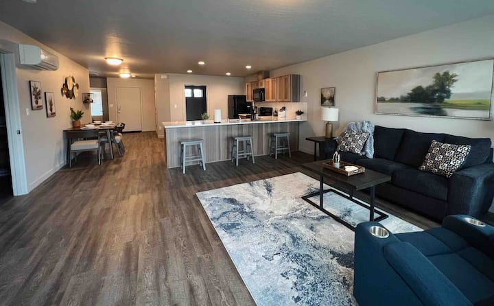 Getaway | King Suite | 3 Bdrm | Open Floorplan | - Pasco, WA