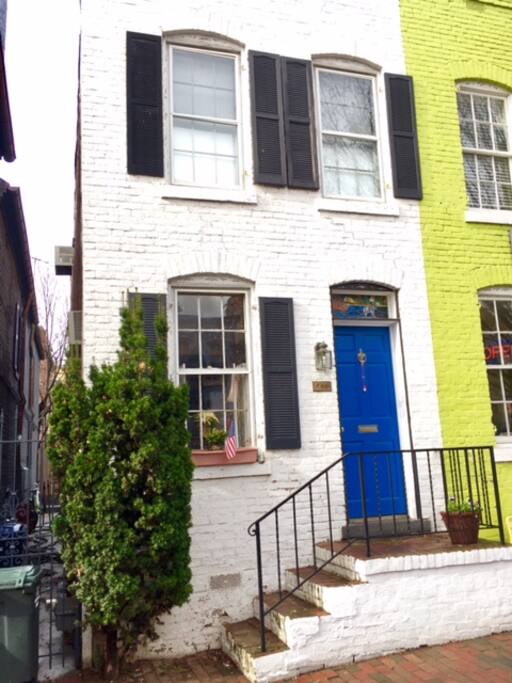 Next door to famous Snap crepes + bubble teas, the C+O Canal, and Baked/Wired coffee and cupcakes.