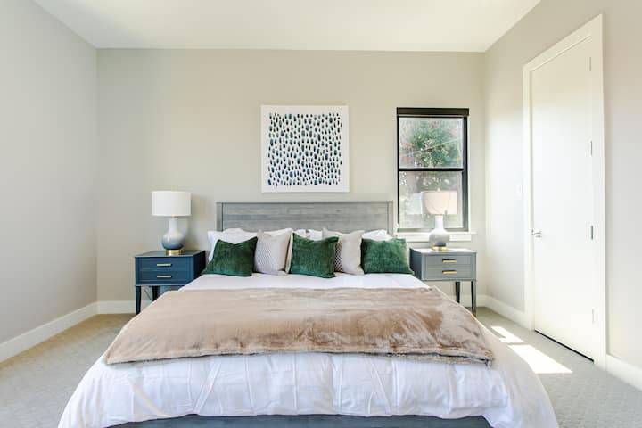 2号卧室位于3楼，配有加大双人床。 全新Tuft&Needle床垫（绿色防护认证无毒）