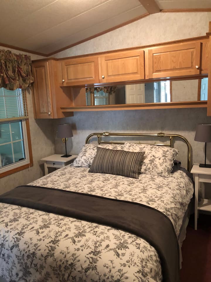 เตียงควีนไซส์ในห้องนอนแยกต่างหาก 