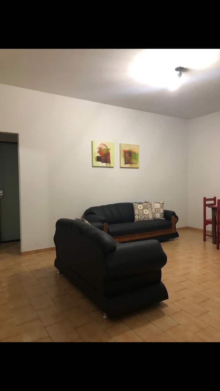 ห้องนั่งเล่นขนาดใหญ่พร้อมโซฟาและทีวีขนาด 42 ฟุต