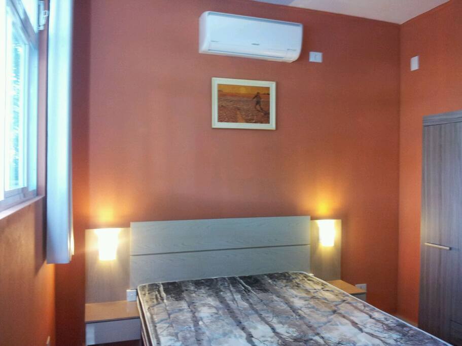 Quarto 1 - Cama de casal, split inverter, guarda roupa, espelho. Tudo novinho.