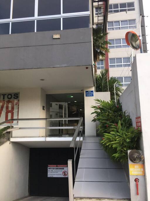 Building entrance with handicap accessibility