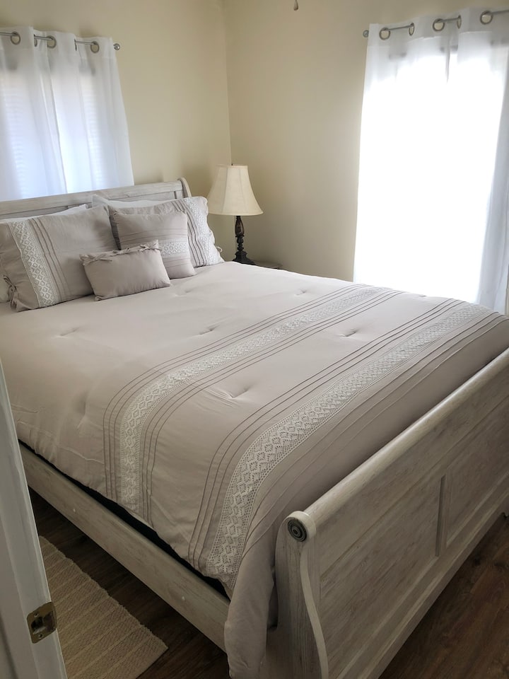 Helt ny Queen size-säng. Allt i detta hus är helt nytt. Inklusive badrum och kök.